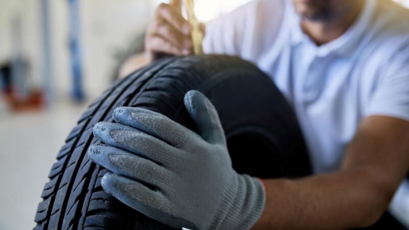 Empresa automotriz presenta neumáticos inteligentes hechos con materiales renovables