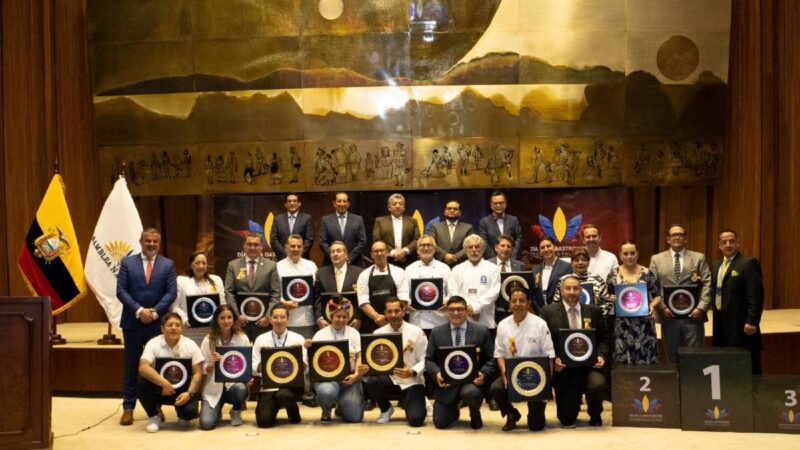 Premian a los mejores chefs de gastronomía ecuatoriana, en la Asamblea Nacional