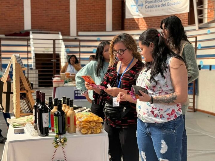 La PUCE promueve el emprendimiento con la Feria Maki Solidaria