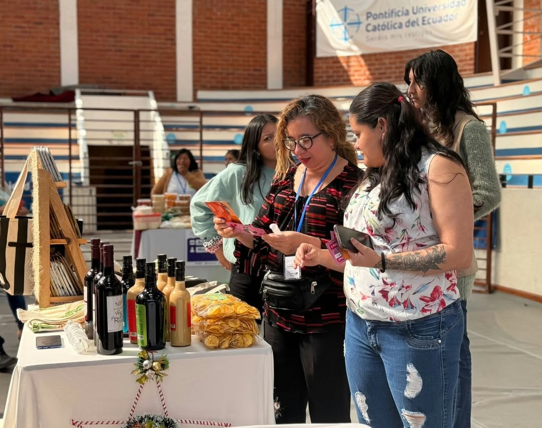 La PUCE promueve el emprendimiento con la Feria Maki Solidaria