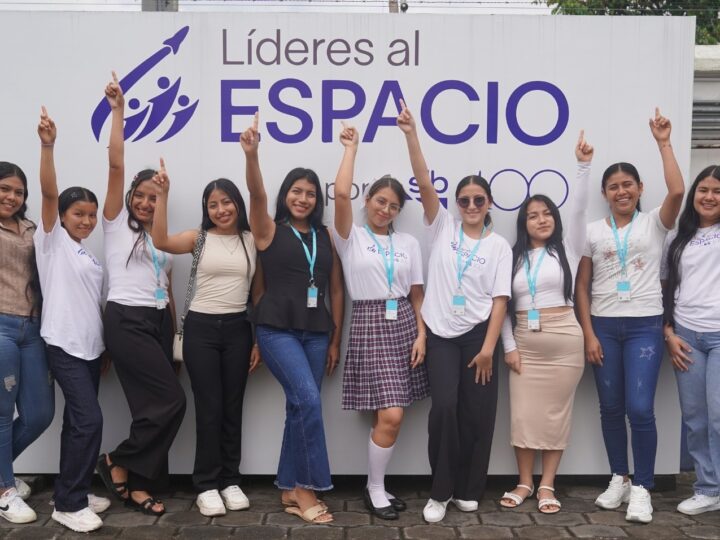 Diez niñas ecuatorianas viajarán al Space Center Houston
